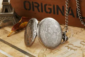 Primer plano de reloj de bolsillo plateado vintage grabado con mensaje sentimental para hijo.