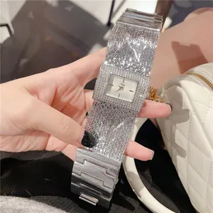 Gros plan d'une montre à quartz carrée Cacaxi argentée avec lunette en strass