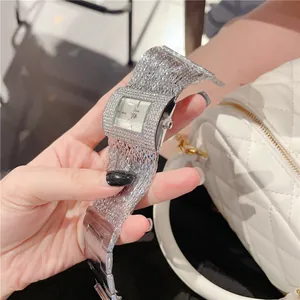 Détail de la montre à quartz carrée argentée Cacaxi avec strass et bracelet chaîne