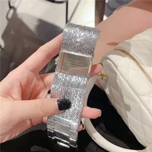 Détail de l'arrière en acier inoxydable d'une montre à quartz carrée Cacaxi pour femme
