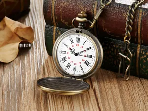 Primer plano de un reloj de bolsillo de cuarzo vintage con acabado bronce y números romanos