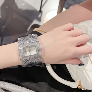 Élégante montre à quartz carrée Cacaxi pour femme avec lunette en strass et bracelet argenté