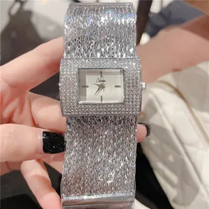 Vue détaillée de la montre à quartz carrée Cacaxi pour femme avec strass et bracelet argenté.
