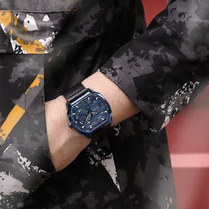 Reloj deportivo MEGIR para hombre cuadrado con esfera azul y correa de cuero negra en la muñeca