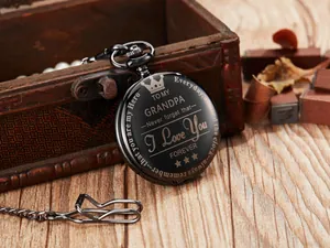 Primer plano de reloj de bolsillo vintage negro grabado para abuelo con texto