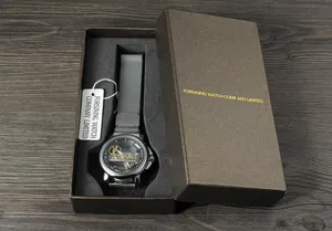 Vue détaillée d'une montre automatique squelette pour homme dans son coffret cadeau