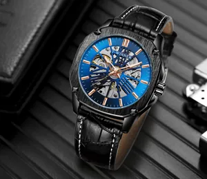 Gros plan de la montre automatique T-WINNER avec cadran squelette bleu et bracelet en cuir.