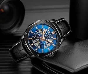 Gros plan sur la montre automatique T-WINNER pour homme avec cadran bleu et bracelet en cuir