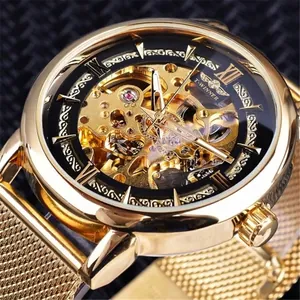 Détail exquis en gros plan d'un mouvement de montre mécanique squelette doré avec maille