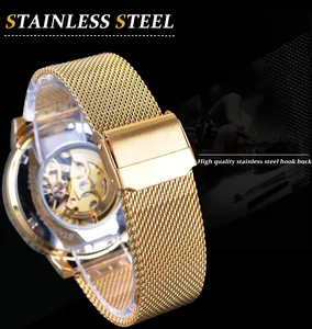 Détail du bracelet en maille d'acier inoxydable doré et du fermoir à crochet d'une montre mécanique