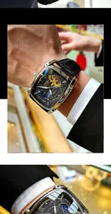 Gros plan d'une montre mécanique automatique tonneau argentée avec cadran squelette