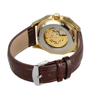 Gros plan du mouvement automatique de la montre dorée T-WINNER et du bracelet en cuir