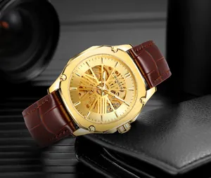 Détail de la montre automatique squelette dorée T-WINNER avec bracelet en cuir marron