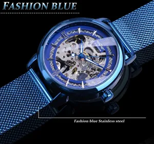 Gros plan sur une montre mécanique Winner bleue squelette avec bracelet en acier