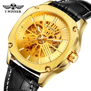 Gros plan d'une montre squelette automatique dorée T-WINNER montrant les détails mécaniques.