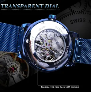 Détail du boîtier bleu d'une montre automatique en acier avec mouvement apparent