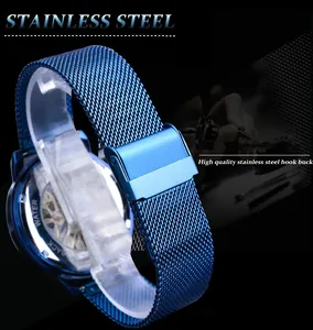 Vue détaillée du bracelet de montre en maille d'acier inoxydable bleu avec boucle à crochet