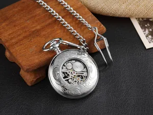 Vue détaillée d'une montre à gousset mécanique argentée avec des gravures creuses