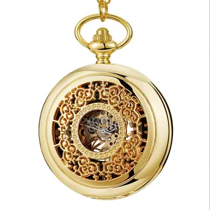 Montre de gousset mécanique dorée avec un design squelette complexe sur un fond blanc pur