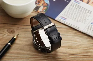 Détails du boîtier arrière en acier et du bracelet en cuir noir de la montre Oulm