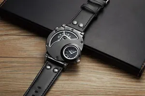 Détail de la montre Oulm 9591 pour homme avec double fuseau horaire et cuir noir
