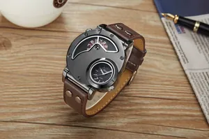 Vue détaillée de la montre à quartz Oulm pour hommes avec double fuseau horaire et cuir