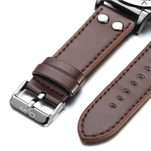 Gros plan détaillé du bracelet de montre Oulm en cuir marron avec boucle et rivets argentés