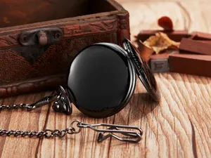 Vista detallada del reloj de bolsillo de cuarzo retro negro brillante sobre fondo de madera