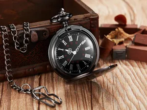 Detalle de un reloj de bolsillo vintage de cuarzo negro con elegantes números romanos
