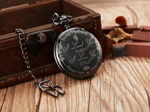 Reloj de bolsillo vintage negro con el mensaje grabado 'To my Husband' muy detallado.