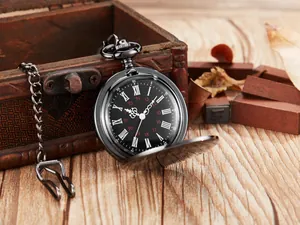 Detalle de un reloj de bolsillo vintage de cuarzo negro con números romanos en madera