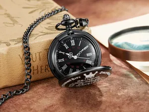 Reloj de bolsillo vintage negro grabado para abuelo con esfera detallada de números romanos