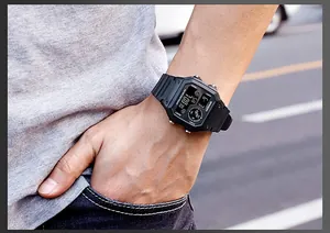 Nahaufnahme der quadratischen Sanda Digitalsportuhr am Handgelenk mit schwarzem Band