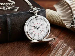 Reloj de bolsillo vintage de cuarzo en plata con esfera blanca y cadena clásica