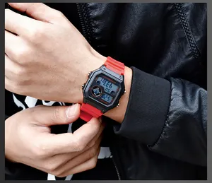 Detailansicht der quadratischen SANDA Digital-Sportuhr mit rotem Armband am Handgelenk