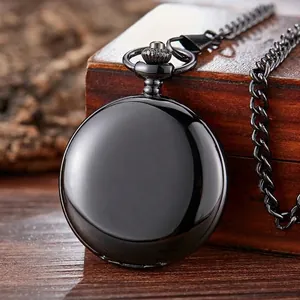 Montre de poche mécanique manuelle vintage avec finition noire polie sur boîte en bois rustique