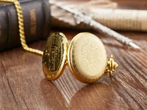 Primer plano de reloj de bolsillo vintage dorado con grabado 'I Love You Forever' sobre madera