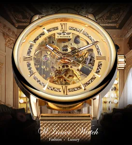 Vue détaillée de la montre mécanique squelette dorée de luxe pour homme avec mouvement apparent