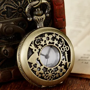 Vue détaillée d'une montre à gousset quartz vintage en bronze avec motif lapin