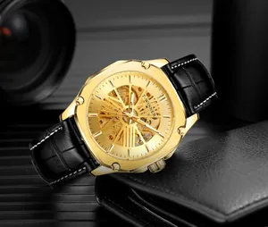 Gros plan détaillé de la montre automatique squelette T-WINNER or avec cuir noir