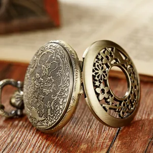 Gros plan d'une montre de poche à quartz vintage évidée avec finition bronze antique et motif lapin