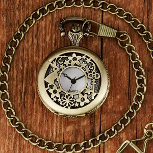 Vue détaillée d'une montre à gousset vintage ajourée avec motif lapin sur bois naturel.