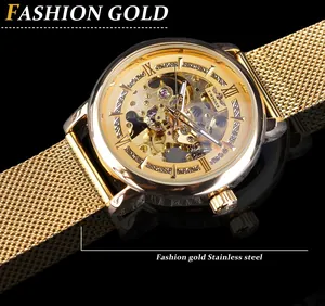 Gros plan détaillé d'une montre mécanique squelette Winner pour homme en acier doré
