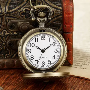 Gros plan d'une montre à gousset vintage en bronze avec cadran blanc à chiffres arabes