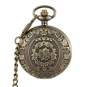 Nahaufnahme einer antiken Bronze-Taschenuhr mit floraler Gravur auf dem Klappdeckel