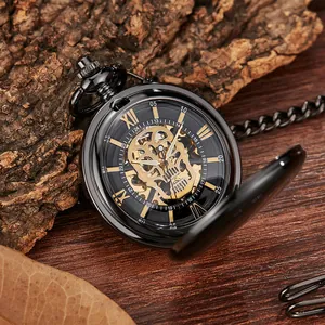 Gros plan d'une montre de poche mécanique vintage avec un mouvement tête de mort
