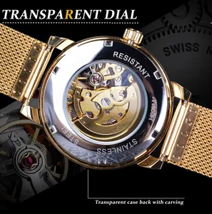 Vue détaillée d'une montre mécanique en or avec un fond de boîtier transparent gravé