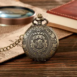 Klassische Taschenuhr aus Bronze mit detaillierter Blumengravur und langer Kette