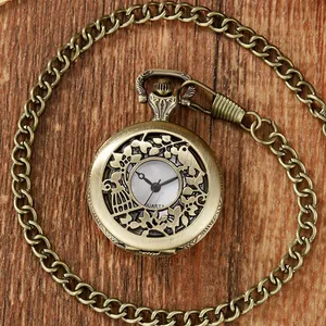 Vue macro détaillée d'une montre à gousset rétro creuse en bronze avec motif nature