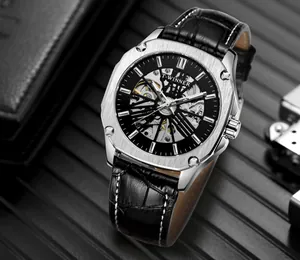 Vue rapprochée de la montre mécanique automatique squelette T-WINNER pour hommes avec cuir